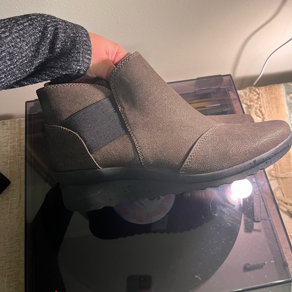 *EUC* Clark's Cloudsteppers Light Gold Booties - Picture 1 of 6